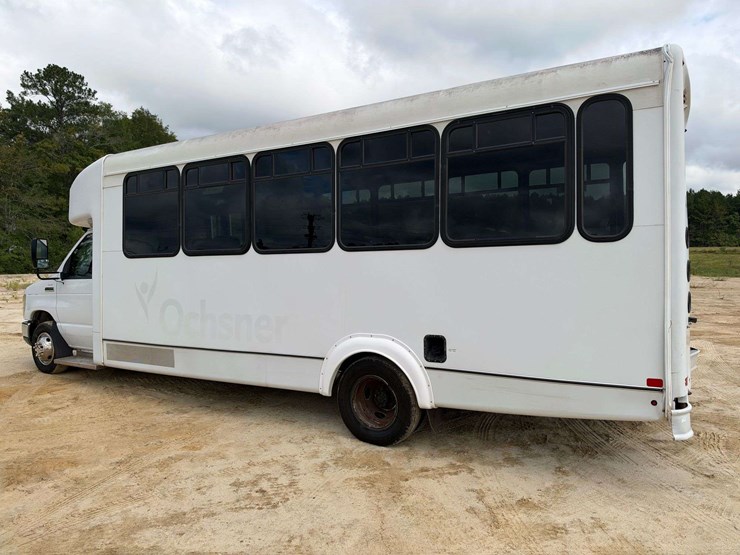 2017-ford-e450-image-2