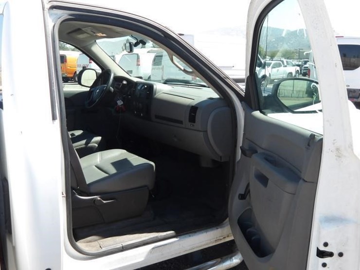 2013-chevrolet-silverado-utility-truck-image-11