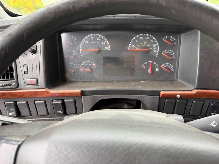 #1662-•-volvo-sleeper-cab-truck-tractor-image-44