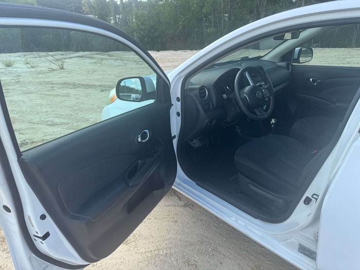 2014-nissan-versa-sv-4dr-sedan---56,707-actual-miles-image-9