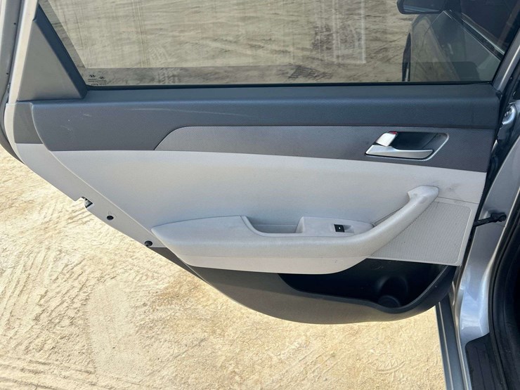 2017-hyundai-sonata-4-door-sedan-(165,391-miles)-image-14