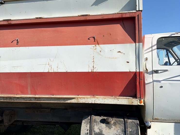 1973-tag-tandem-366-5+2,-motor-has-very-low-miles,-good-power,-roll-tarp,-truck-runs-and-operates-good-image-34