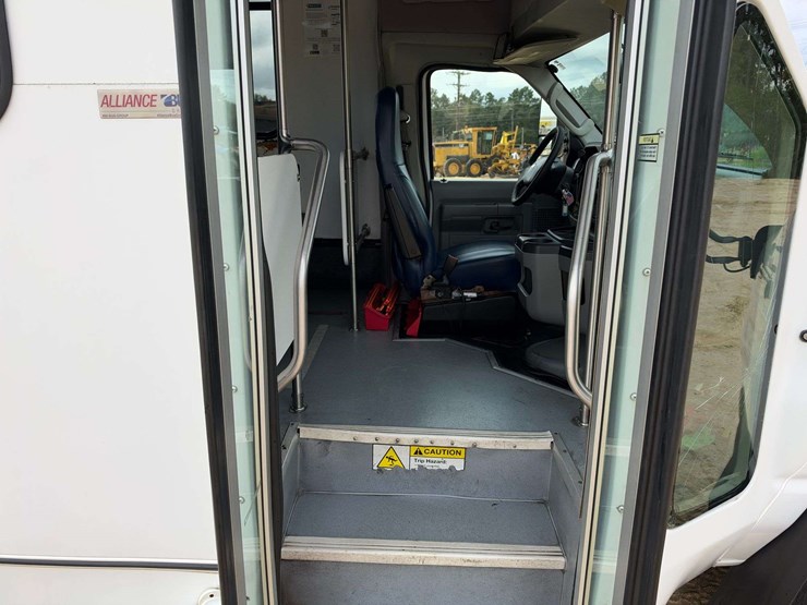 2017-ford-e450-image-14