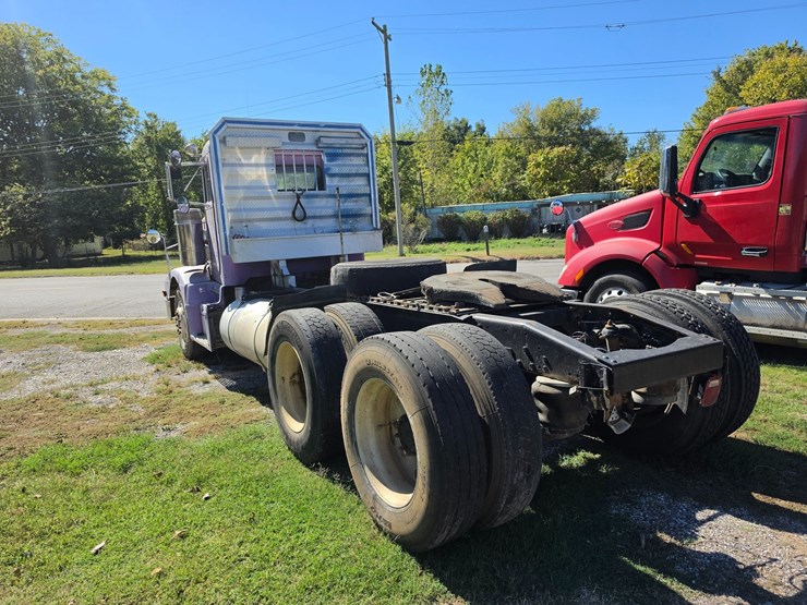 1996-peterbilt-377-image-8