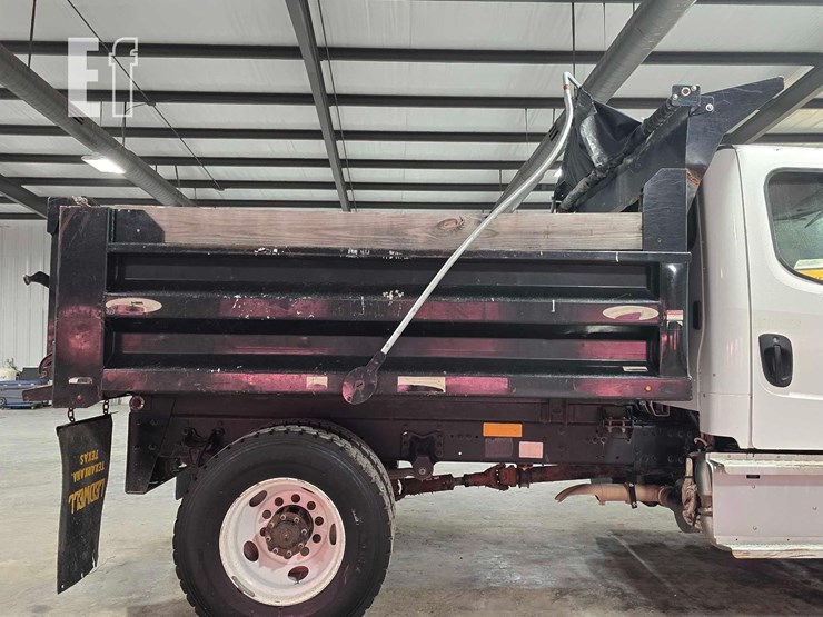 2016-freightliner-m2-106-image-17