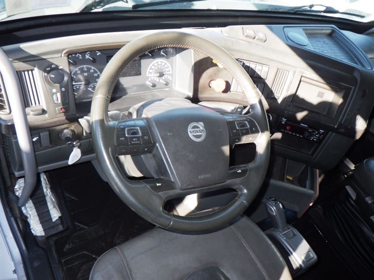 2019-volvo-vnl860-image-15