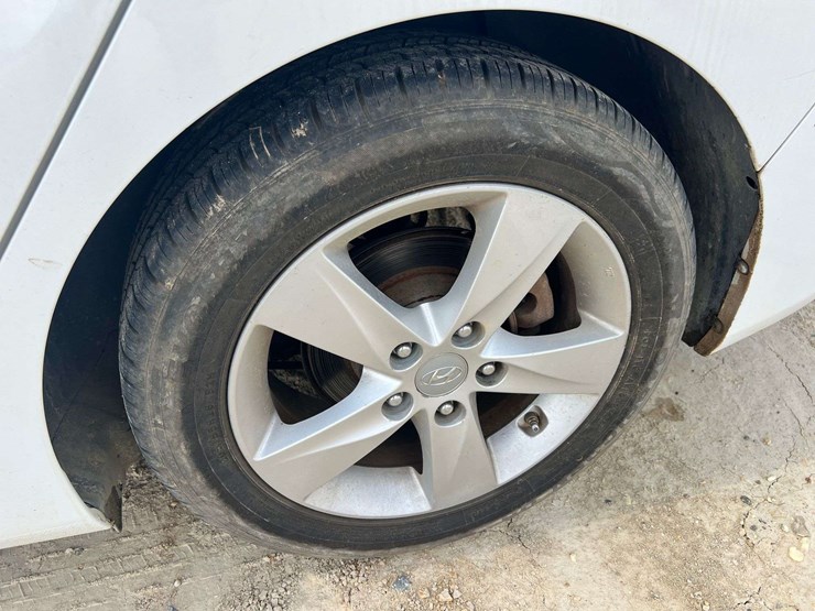 2015-hyundai-elantra-4-door-sedan-(177,178-miles)-image-23