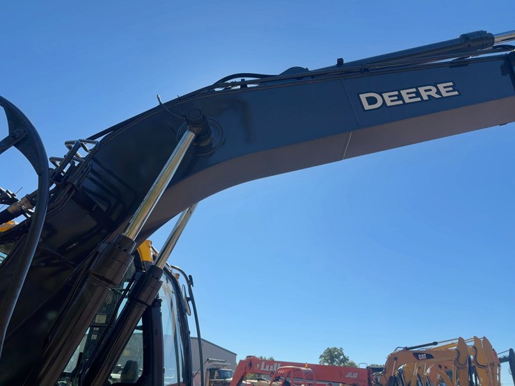 2010-deere-135d-image-11