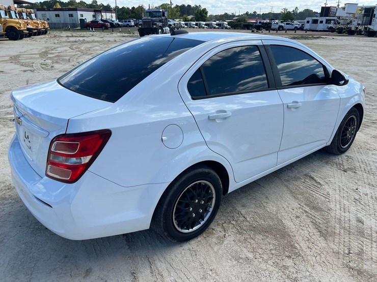 2019-chevrolet-sonic-4-door-sedan-(117,687-miles)-image-3