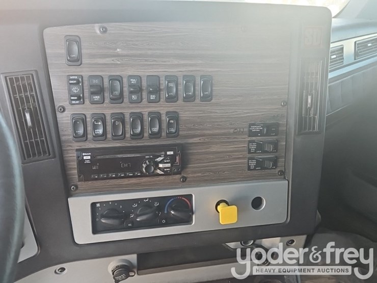2019-freightliner-122sd-image-25