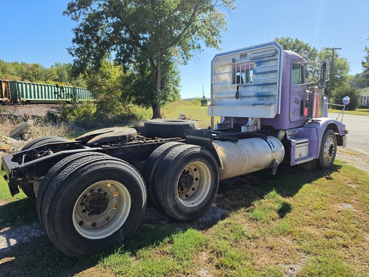 1996-peterbilt-377-image-13