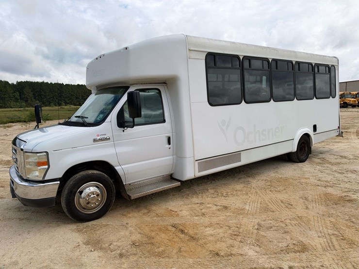 2017-ford-e450-image-1
