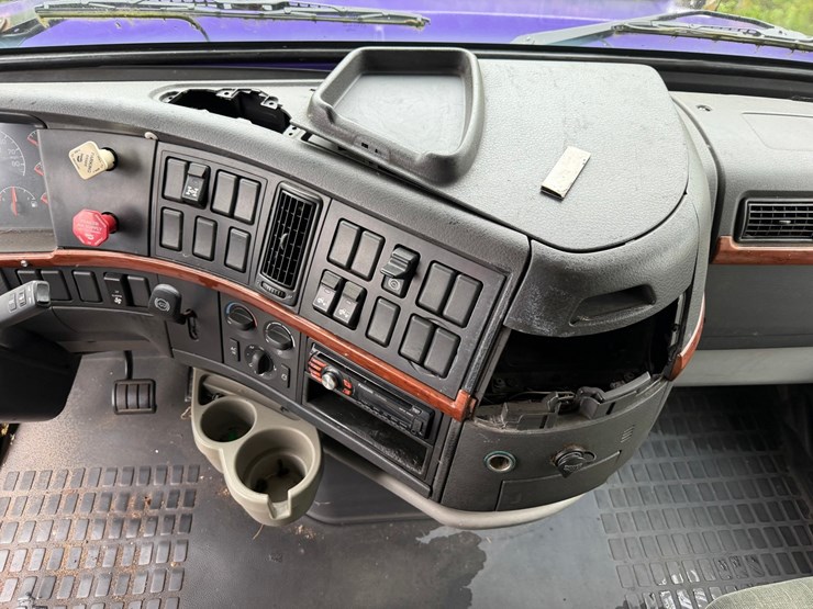 #1662-•-volvo-sleeper-cab-truck-tractor-image-42