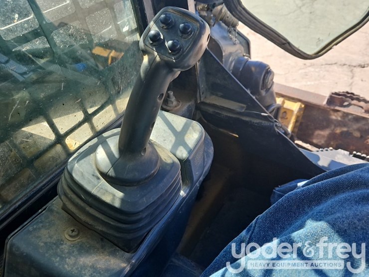 2019-deere-317g-image-24