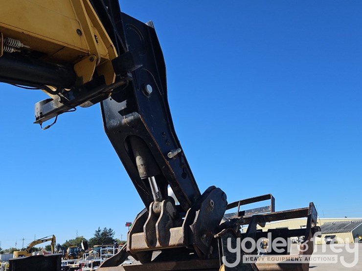 2014-caterpillar-tl1055c-image-30