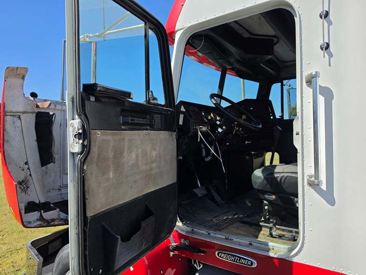 2001-freightliner-fld120-image-42