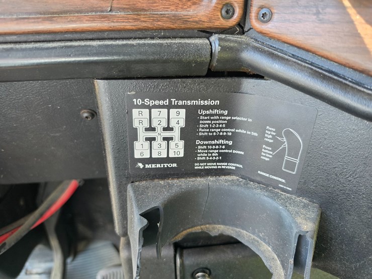 2001-freightliner-fld120-image-57