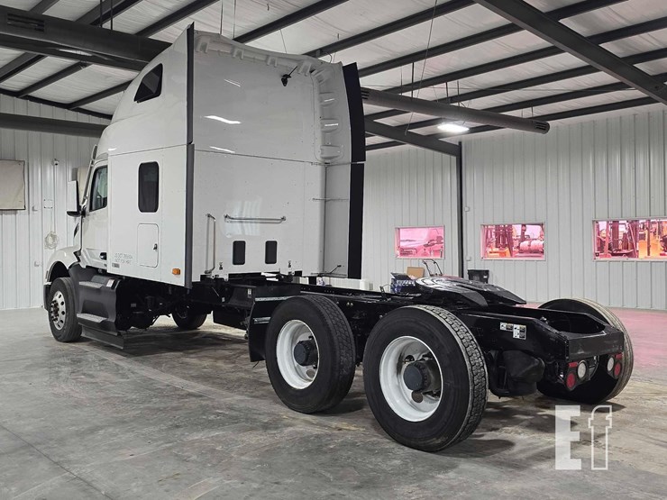 2024-peterbilt-579-image-4