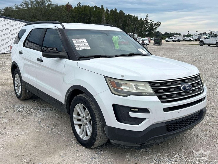 2016-ford-explorer-image-2