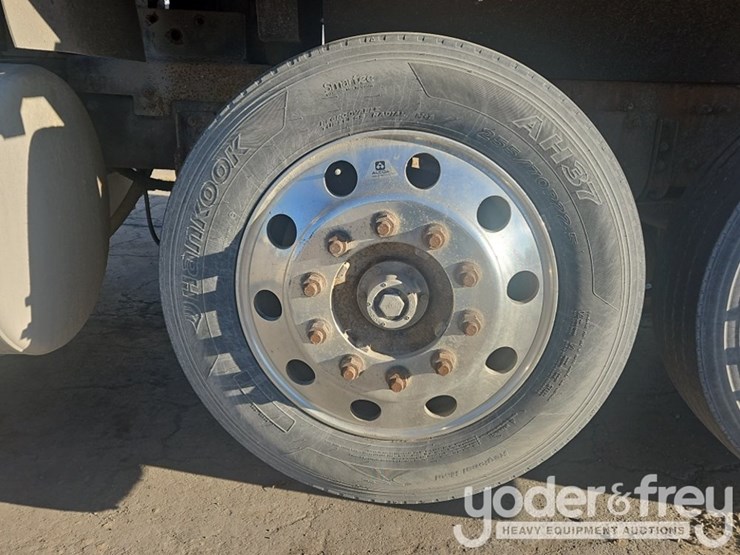 2019-freightliner-122sd-image-10