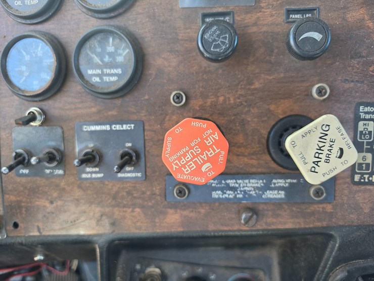 1996-peterbilt-377-image-48