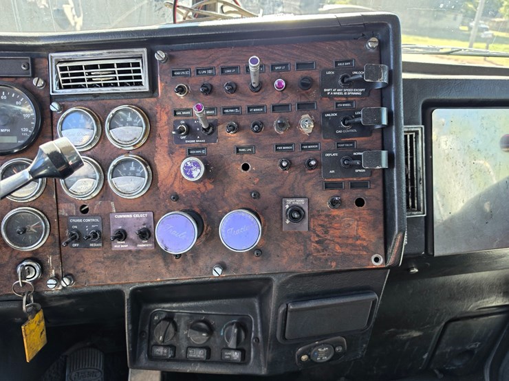 1999-peterbilt-379-image-56