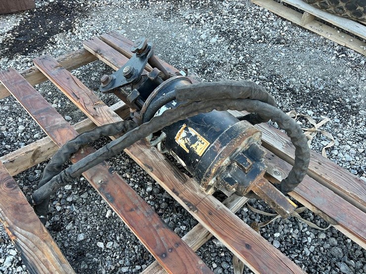 caterpillar-auger-drive-for-excavator-image-2