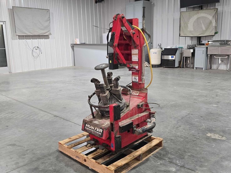 hunter-tc3250-table-less-pneumatic-tire-changer-image-1