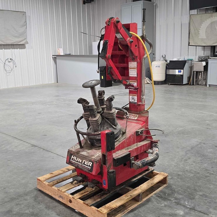 HUNTER TC3250 TABLE-LESS PNEUMATIC TIRE CHANGER