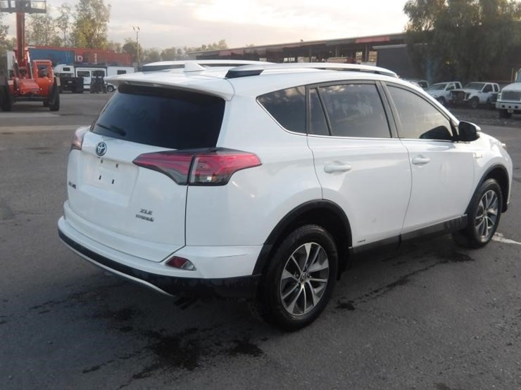 2016-toyota-rav4-xle-image-3