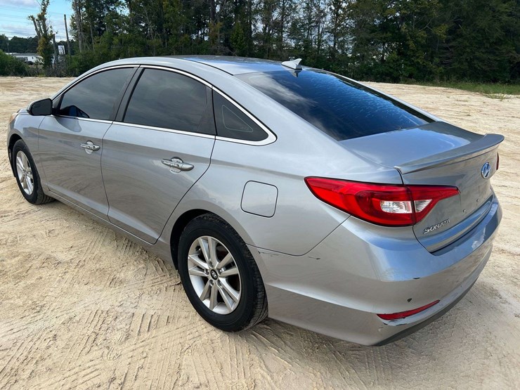 2017-hyundai-sonata-4-door-sedan-(165,391-miles)-image-2
