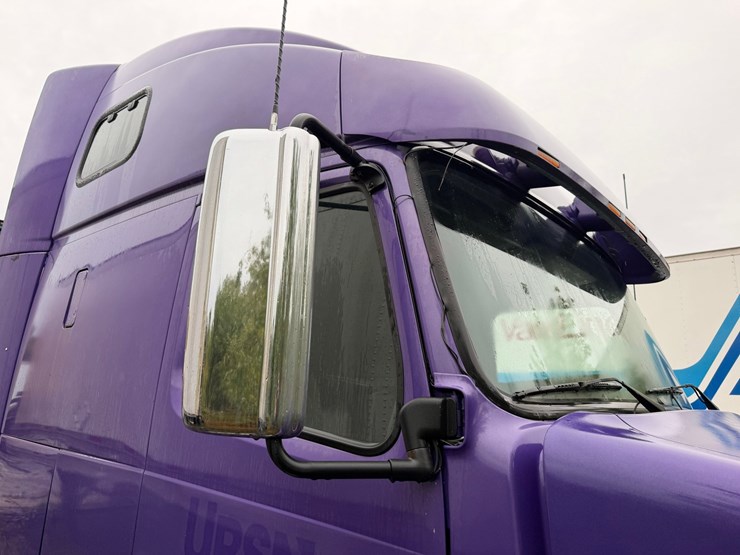 #1662-•-volvo-sleeper-cab-truck-tractor-image-21