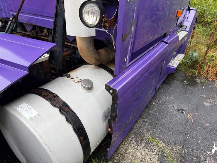 #1662-•-volvo-sleeper-cab-truck-tractor-image-24