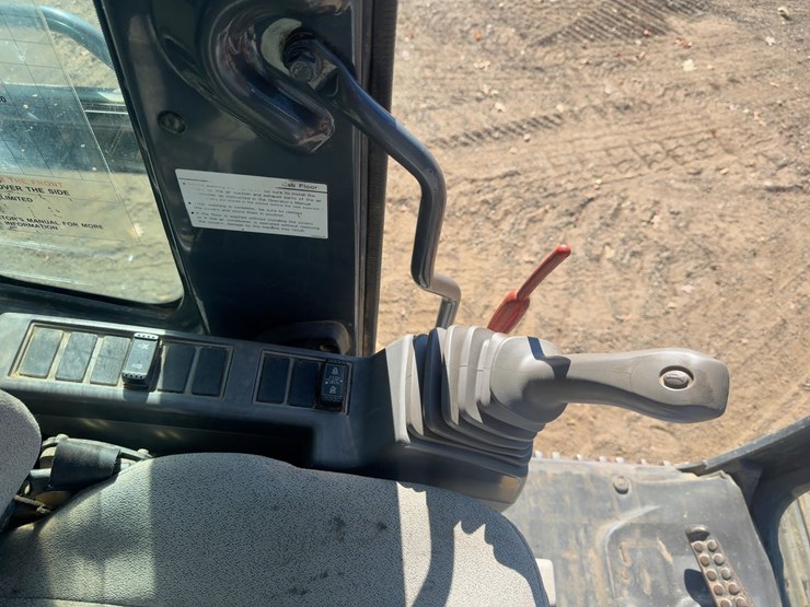 2010-deere-135d-image-40