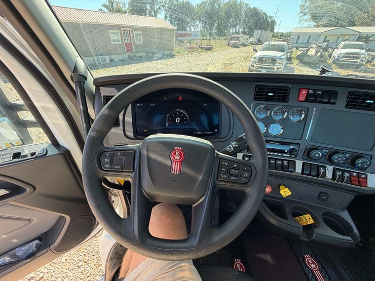 2024-kenworth-t880-image-37