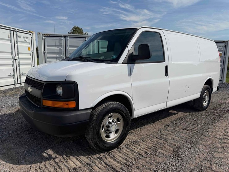 2010-chevrolet-cargo-van-image-1