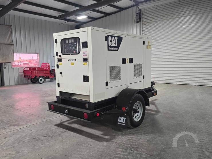2015-caterpillar-xq30-8-image-1