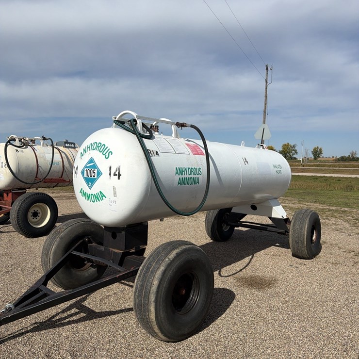11-17 1450 gallon NH3 tank, 16.5L - 16.1 tires