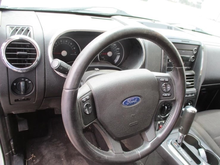 2010-ford-explorer-xlt-image-13