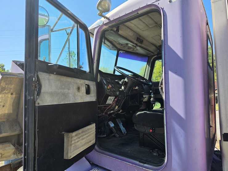 1996-peterbilt-377-image-36
