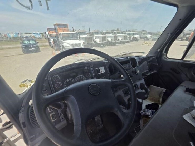 2014-freightliner-m2-106-image-7