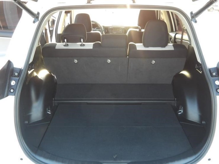 2016-toyota-rav4-xle-image-12