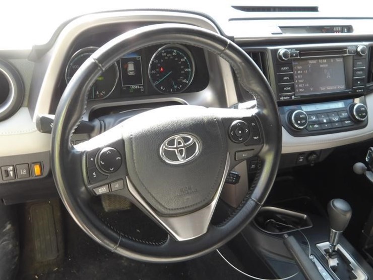 2017-toyota-rav4-xle-image-15