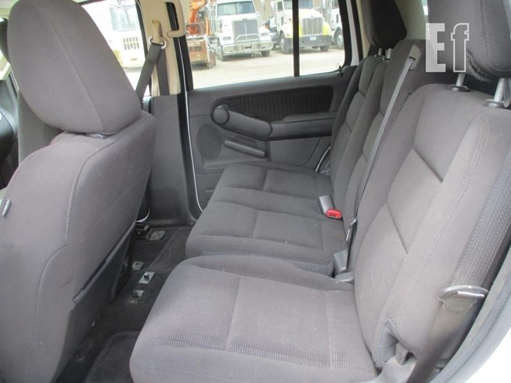 2010-ford-explorer-xlt-image-8