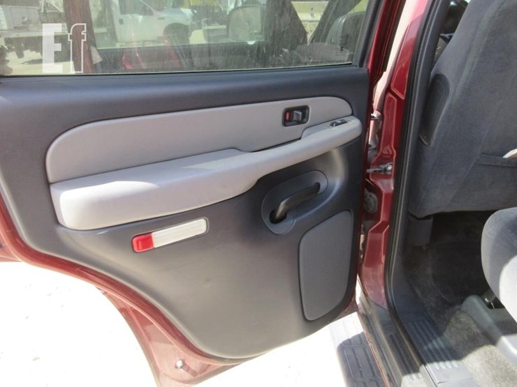 2002-chevrolet-tahoe-image-13