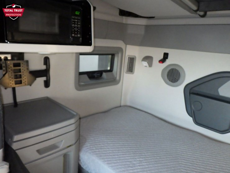 2025-volvo-vnl860-image-17