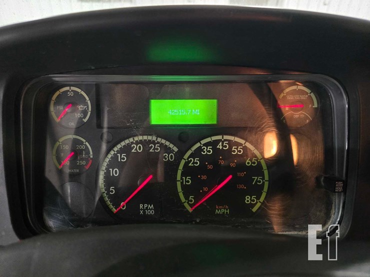 2016-freightliner-m2-106-image-12