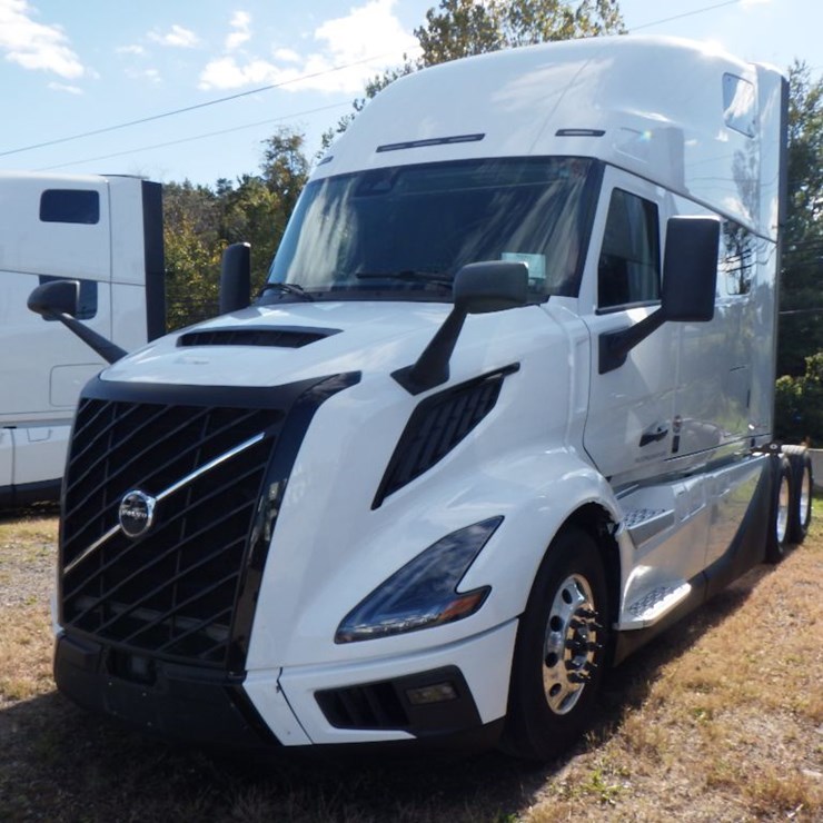 2025 VOLVO VNL860