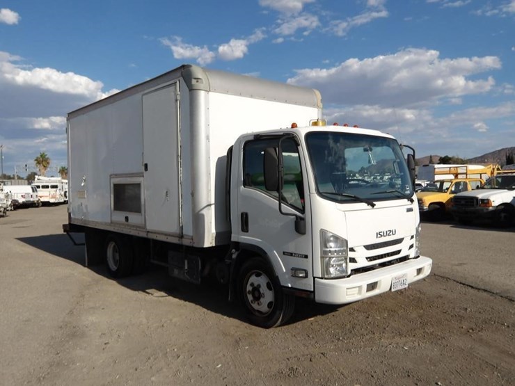 2016-isuzu-npr-image-2