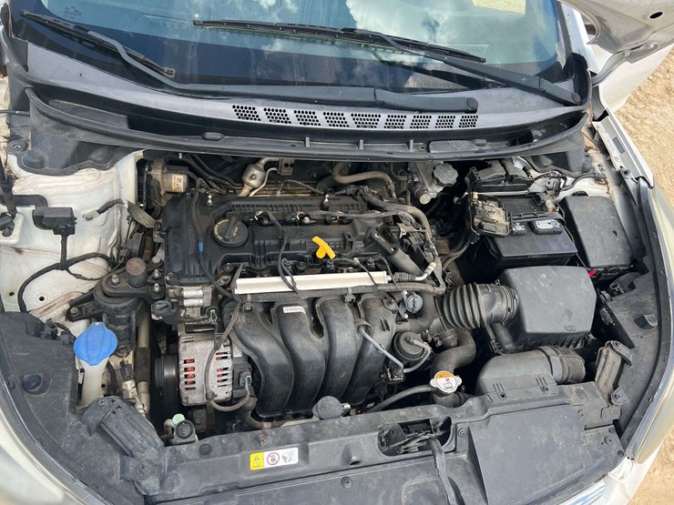 2015-hyundai-elantra-4-door-sedan-(177,178-miles)-image-7